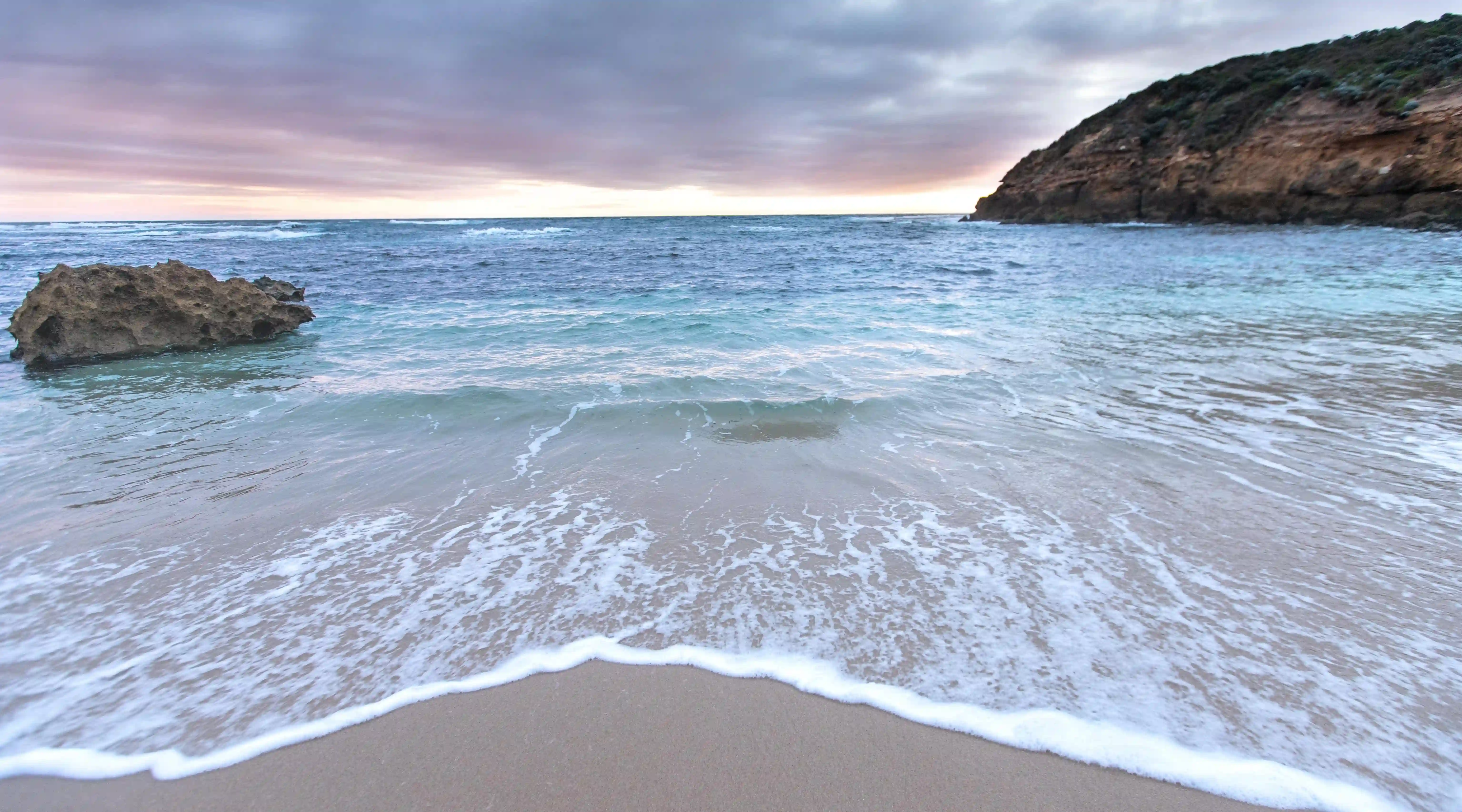 揭開愛情迷霧：如何解讀女友不回消息的真相？